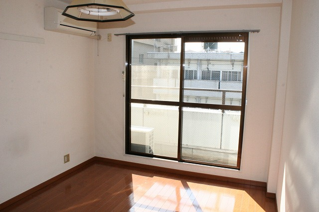 エクセレント河の洋室|落ち着いた色調の洋室です