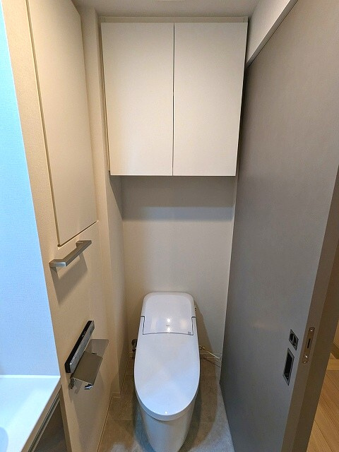 ミリアレジデンス浅草橋Ⅱのトイレ|タンクレスの温水洗浄便座です、スマホホルダー付きです