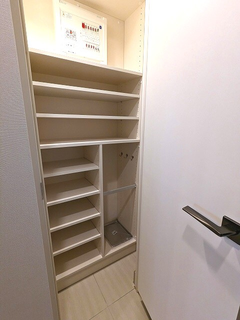 ミリアレジデンス浅草橋Ⅱの玄関|収納豊富なシューズインクローゼットです