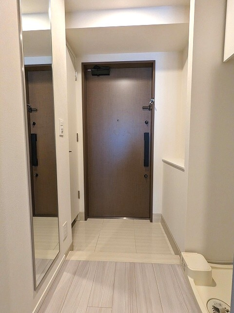 ミリアレジデンス浅草橋Ⅱの設備|玄関に人感センサー付きライトと姿見鏡付きのです