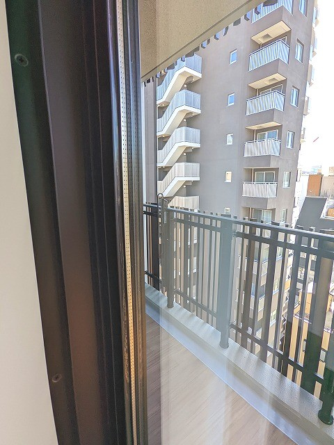 ミリアレジデンス浅草橋Ⅱの設備|遮音性と高い熱効率のぺアサッシのドアです