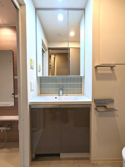 ミリアレジデンス浅草橋Ⅱの洗面所|2面鏡付き独立洗面台です、左下にヘルスメーターストックあります