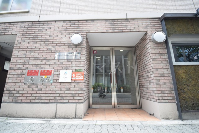 大阪市北区天神橋２丁目の賃貸マンションのエントランス