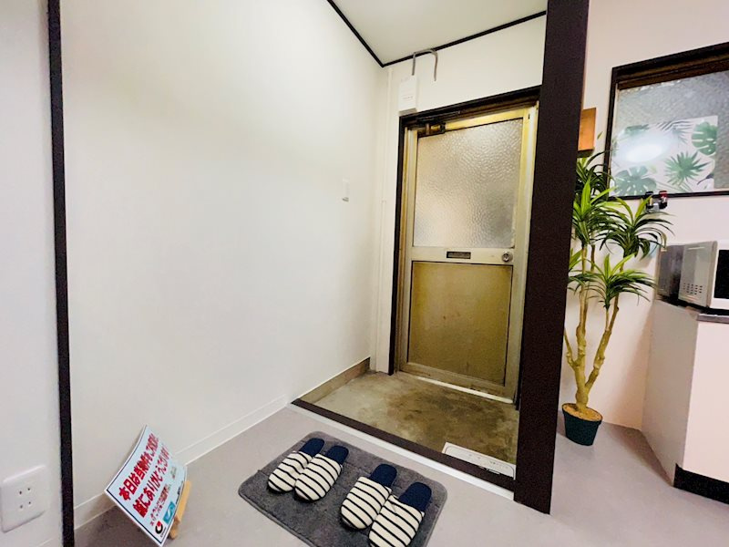 高瀬川マンションの玄関