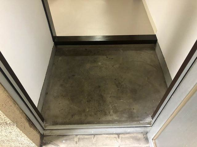高瀬川マンションの玄関