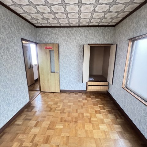 若草町４丁目１３－１８戸建の洋室