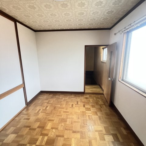 若草町４丁目１３－１８戸建の洋室