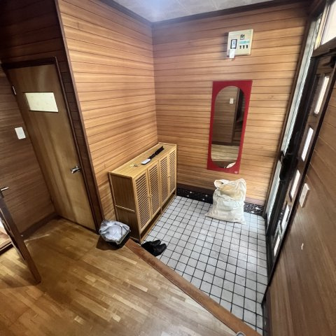 若草町４丁目１３－１８戸建の玄関