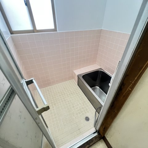 若草町４丁目１３－１８戸建の浴室