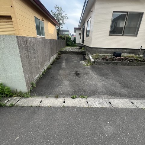 若草町４丁目１３－１８戸建の駐車場