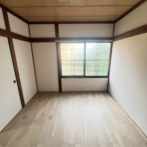 若草町４丁目１３－１８戸建の洋室