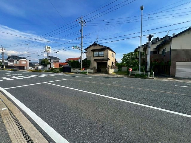 車尾中古戸建の前面道路含む現地写真|横断歩道目の前です。