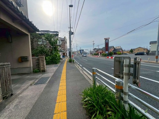 車尾中古戸建の前面道路含む現地写真|広い道路に接道されております。
