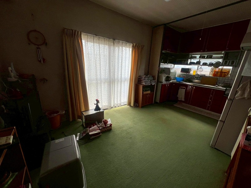 車尾中古戸建のキッチン|掃き出しサッシ外部にバルコニーが付いております。
