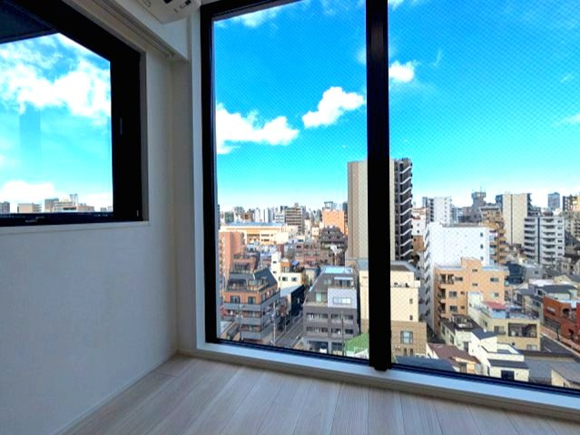 LUMIEC un 入谷の設備|11F、4.3帖洋室、エアコン・照明・クローゼット・取り外し可能な室内もの干し設備付き、開放感ある窓です