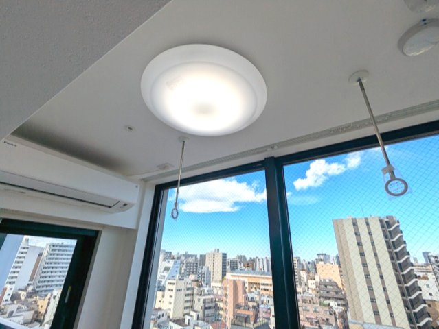 LUMIEC un 入谷の設備|4.3帖洋室、エアコン・照明・クローゼット・取り外し可能な室内もの干し設備付き、開放感ある窓です