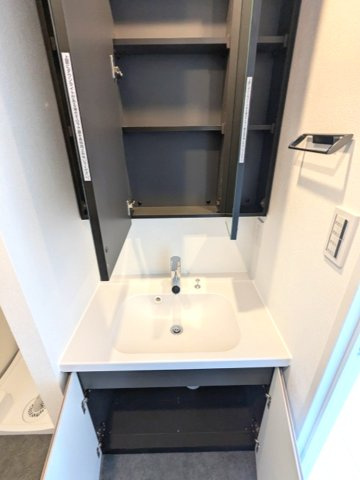 LUMIEC un 入谷の設備|トイレと独立した三面鏡付・ハンドシャワー付洗面台