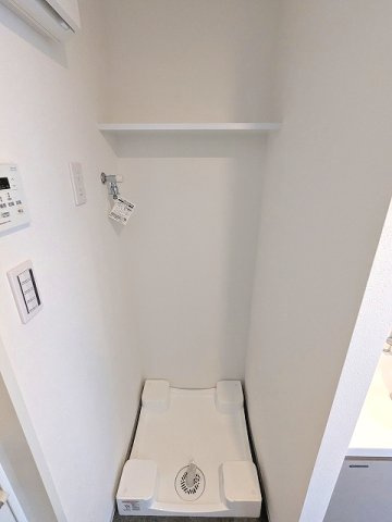 LUMIEC un 入谷の設備|洗濯機置場は排水溝のお手入れをしやすく手前中央に配置し、足高の防水パンです