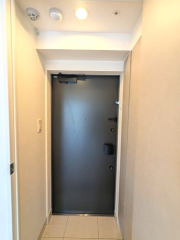 LUMIEC un 入谷の設備|ディンプルキーのダブルロックセキュリティ、人感センサー付玄関ライト