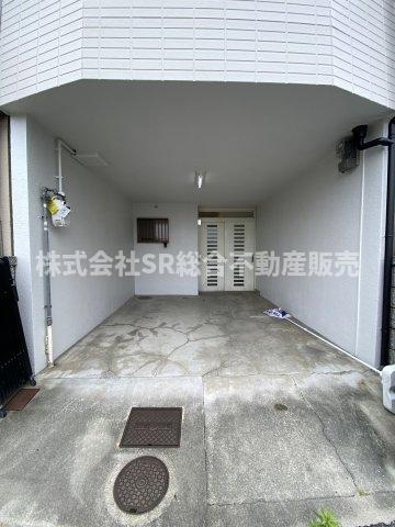 若江南町2丁目中古戸建の駐車場|お車をお持ちの方には必要な駐車場はビルトインガレージで、自転車・バイクも置けます！