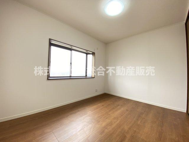 若江南町2丁目中古戸建の子供部屋|出窓に好きな物を置いたりできます♪子供部屋にいかがでしょうか