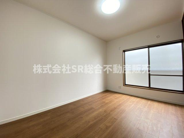 若江南町2丁目中古戸建の寝室|大きな窓で採光もバッチリ♪寝室にいかがでしょうか