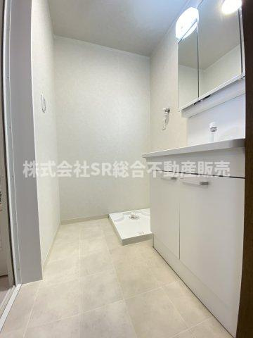 若江南町2丁目中古戸建の脱衣所|脱衣場広めでキレイです♪