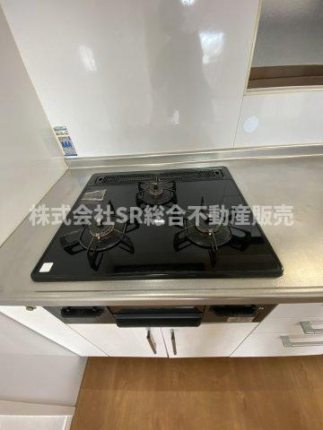 若江南町2丁目中古戸建のキッチン|3口コンロ、グリル付きです