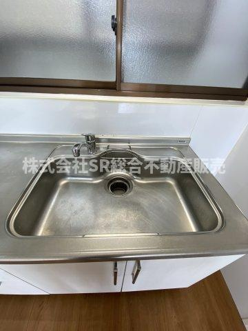 若江南町2丁目中古戸建のキッチン|シンク広めです