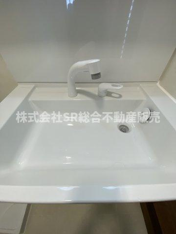 若江南町2丁目中古戸建の独立洗面台|シャワー付きの洗面台です！