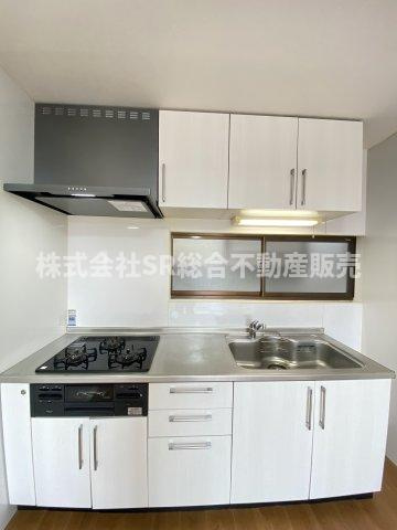 若江南町2丁目中古戸建のキッチン|窓もあり換気もでき、収納が多くお料理しやすいキッチンです♪