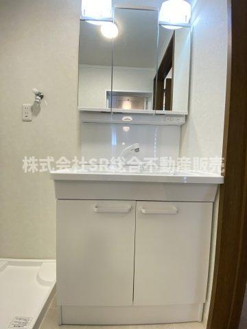 若江南町2丁目中古戸建の独立洗面台|朝の身支度には欠かせない独立洗面化粧台。洗面台も新品です！