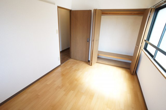 ネバーランドの寝室|大きな収納付きの洋室です。