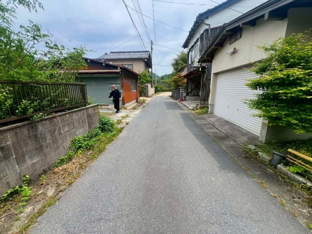 南部町中古戸建　居宅の前面道路含む現地写真|前面道路幅員約4.1m