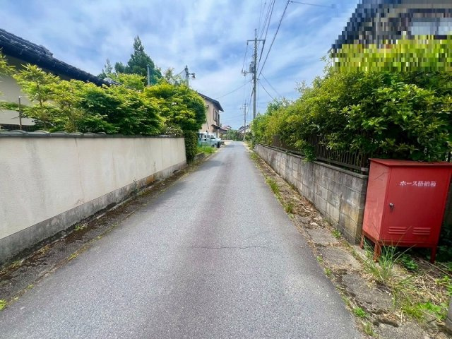 南部町中古戸建　居宅の前面道路含む現地写真|前面道路幅員約4.1ｍ