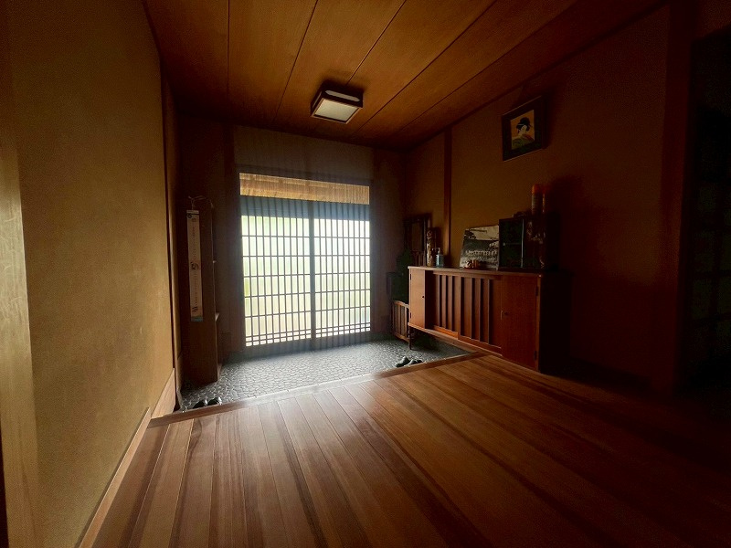 南部町中古戸建　居宅の玄関|広々とした玄関となっております。