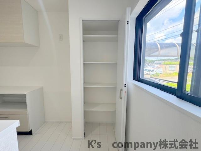 茅ヶ崎市赤羽根　新築戸建の収納|パントリーとしても使えるキッチン横収納☆