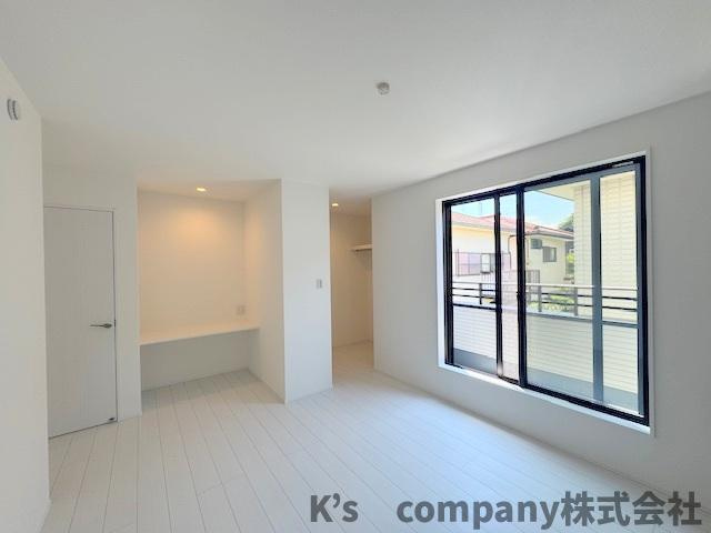 茅ヶ崎市赤羽根　新築戸建の内装|２F 洋室にはリモートワークにも使えるカウンターやウォークインクローゼットがあります☆