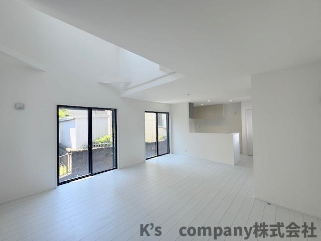 茅ヶ崎市赤羽根　新築戸建の居間・リビング|大きな掃き出し窓がある約18帖のLDK☆