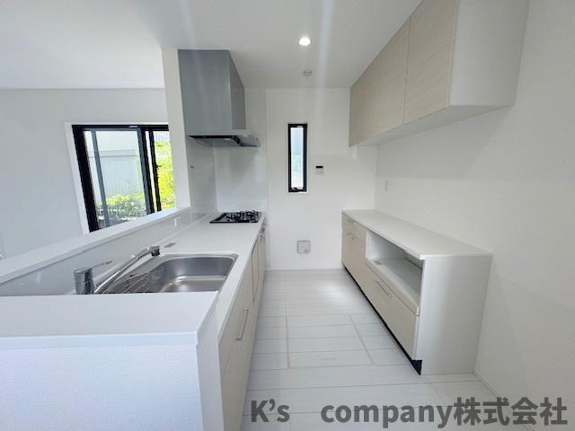 茅ヶ崎市赤羽根　新築戸建のキッチン|白を基調としたゆったりとしたシステムキッチン☆カップボード付き♪