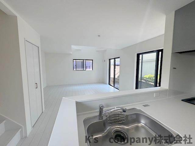 茅ヶ崎市赤羽根　新築戸建のキッチン|キッチンからリビングが見渡せます☆