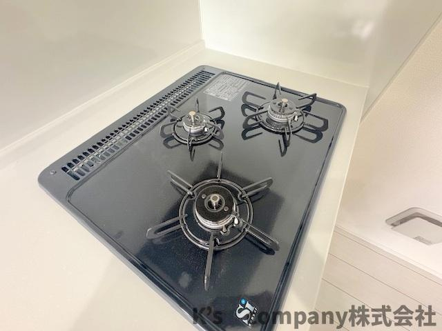 茅ヶ崎市赤羽根　新築戸建のキッチン|お料理の同時進行ができる３口ガスコンロ☆