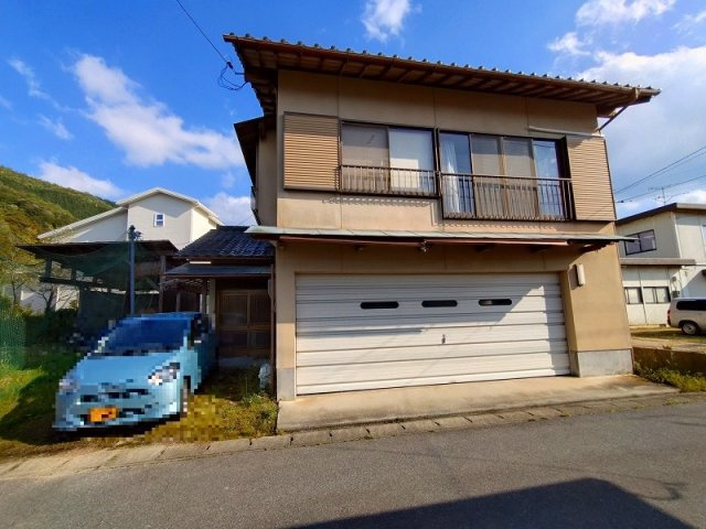 南部町中古戸建　事務所の外観|シャッター付ガレージとなっております。