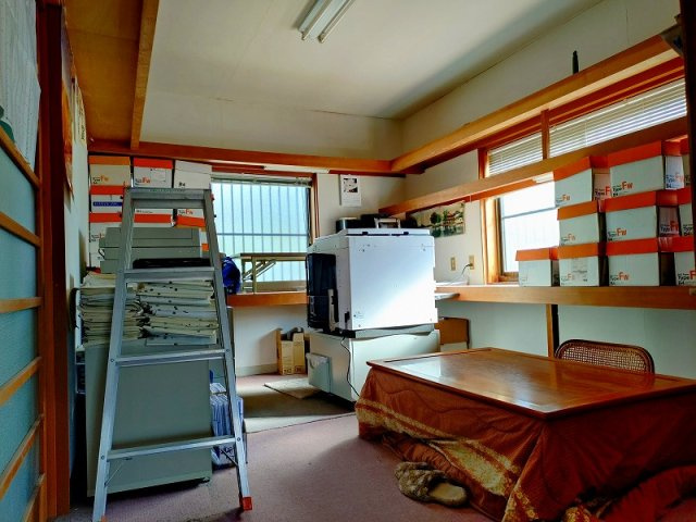 南部町中古戸建　事務所の洋室|作業可能なスペースとなっております。