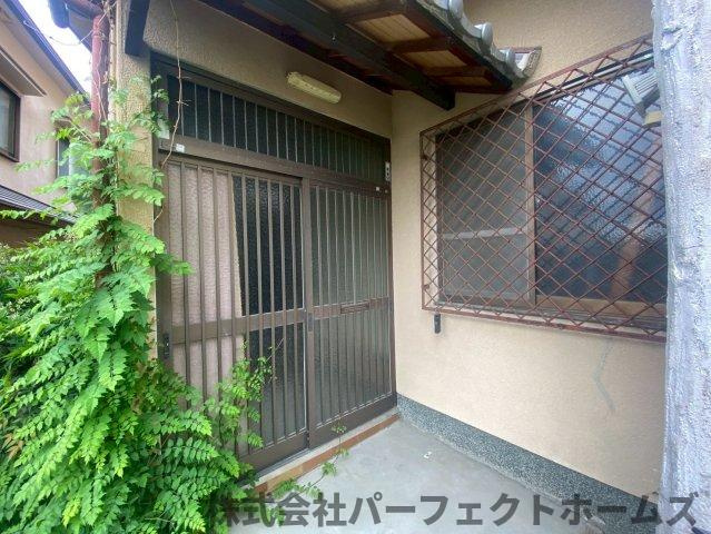長尾東町2丁目戸建　の玄関|落ち着いた玄関です