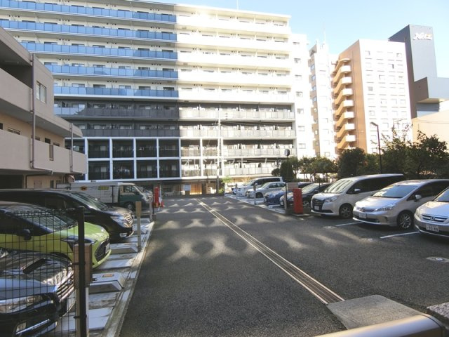 大島ファミール恩賜公園　6階　角　部屋　リ　ノベーションの駐車場