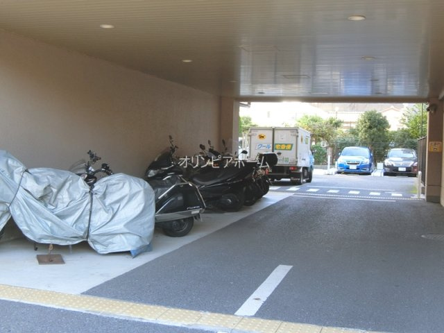 大島ファミール恩賜公園　6階　角　部屋　リ　ノベーションの駐車場