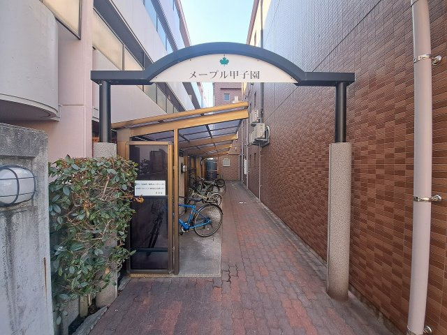 メープル甲子園のエントランス