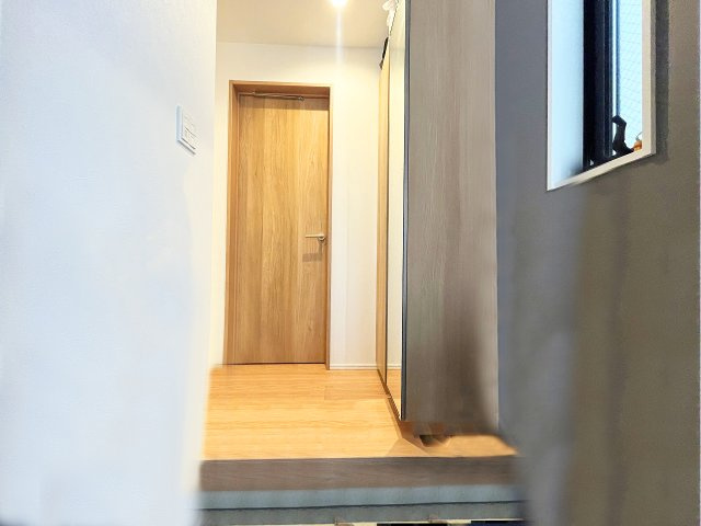 【玄関】 | 東急田園都市線「宮崎台」中古戸建 | 収納もある玄関です