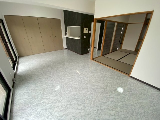 サンピボット瀬戸の居間・リビング|床色も明るいので、室内はとても明るいです。